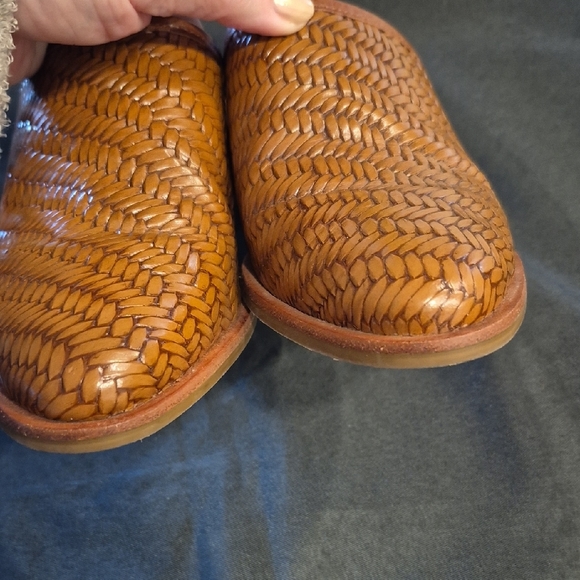 Talbots Maddie Women's Brown Woven Clog Mules Leather Embossed - Picture 6 of 10